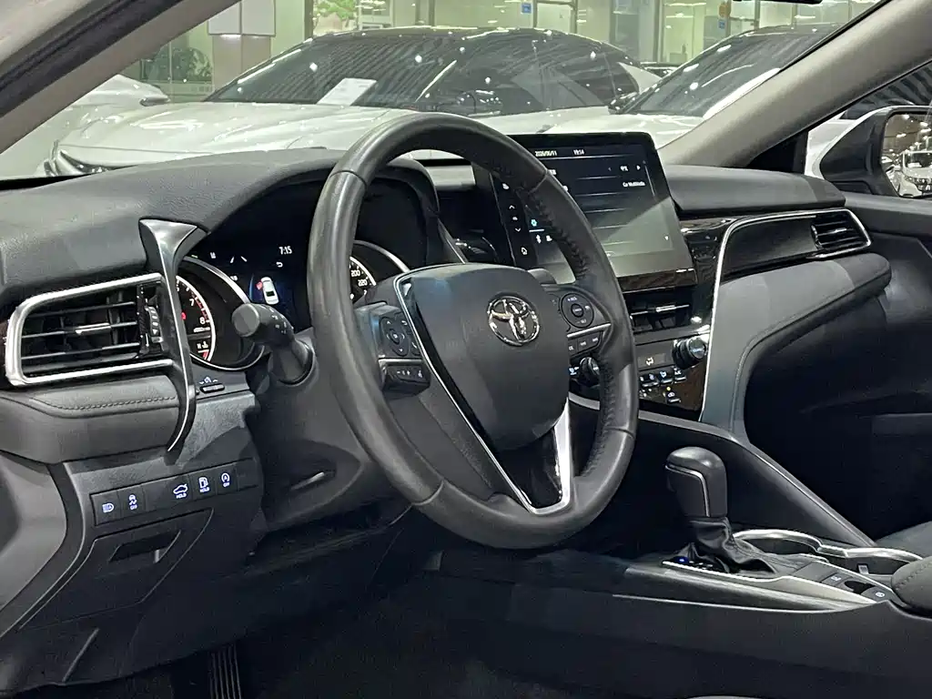 Toyota Camry 2021 — фото 8