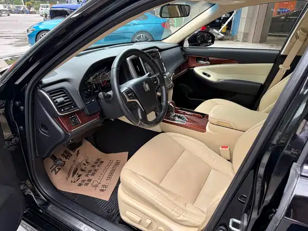 Toyota Crown 2015