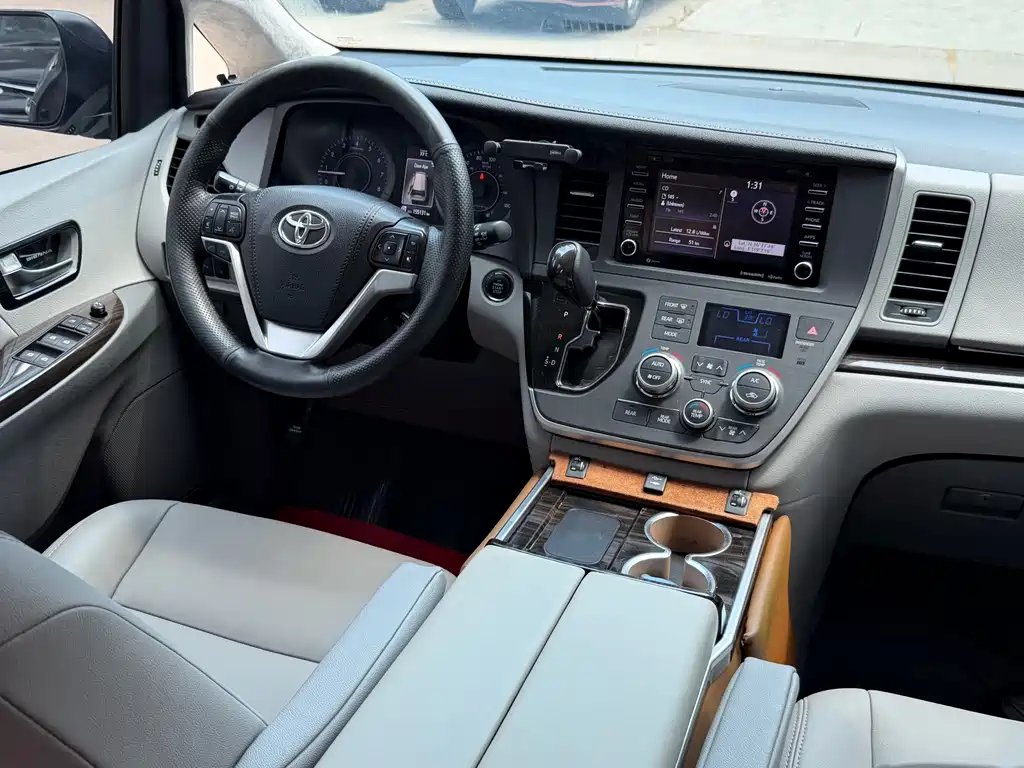 Toyota Sienna 2020 — фото 11