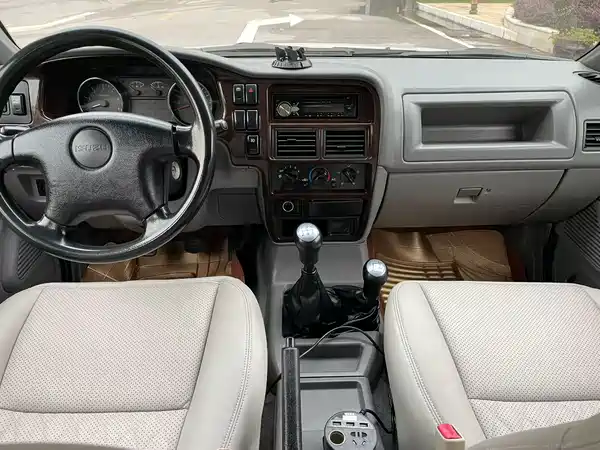 Isuzu Competitor 2015