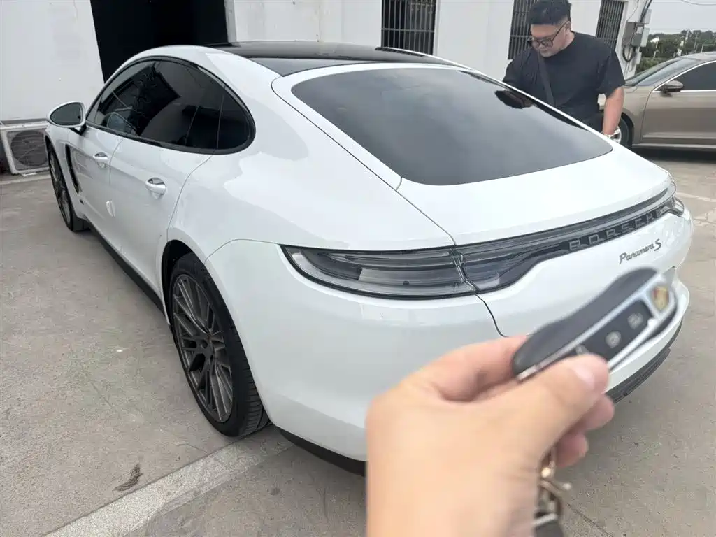 Porsche Panamera 2023