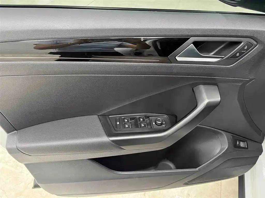 Volkswagen T-Roc 2022 — фото 9