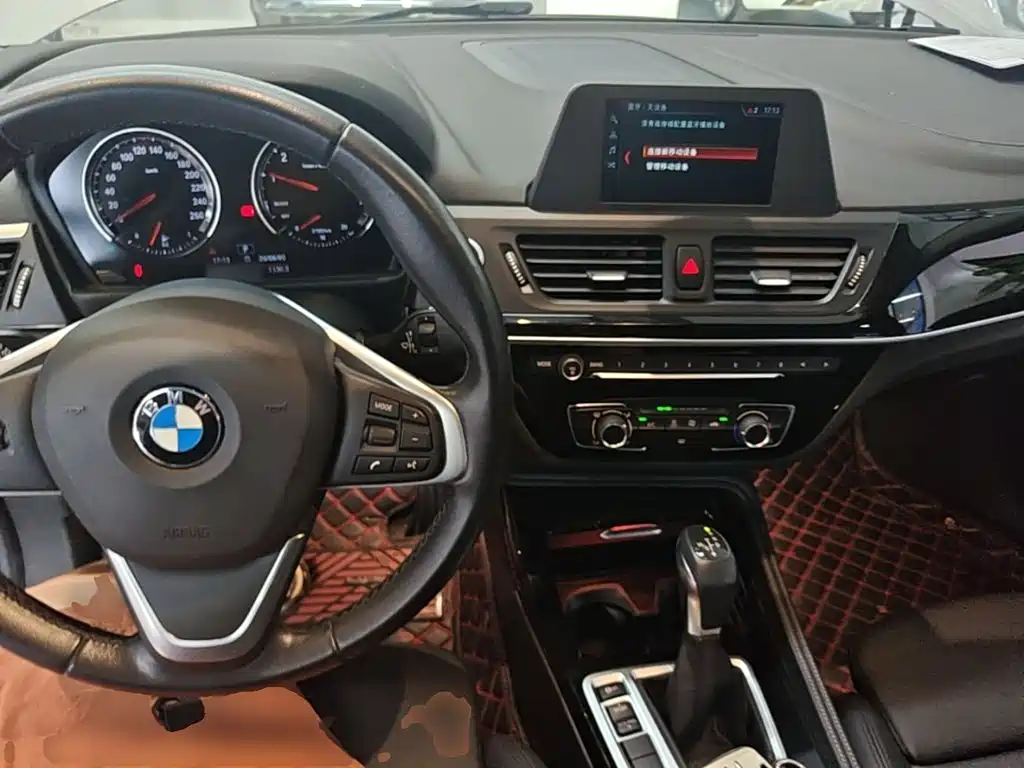 BMW 1 Series 2018 — фото 10