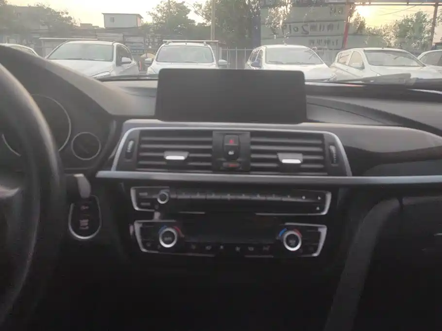 BMW 3 Series 2019 — фото 13