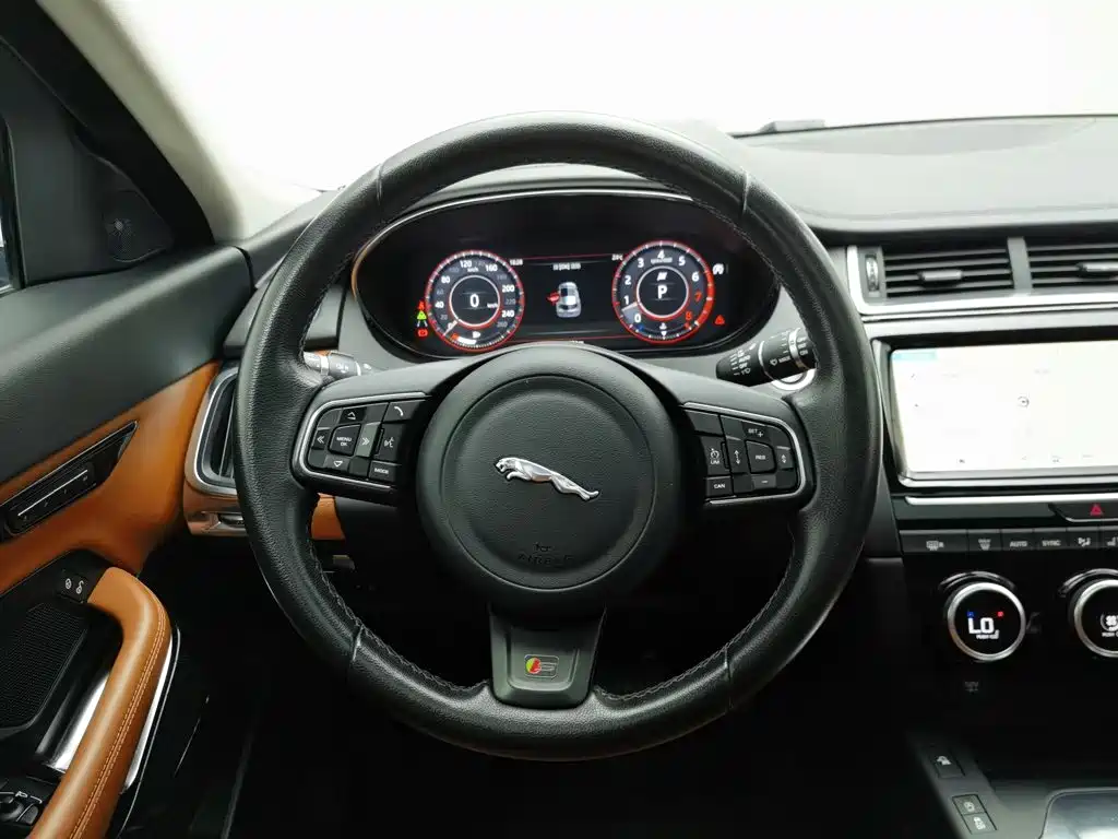 Jaguar E-PACE 2019 — фото 11