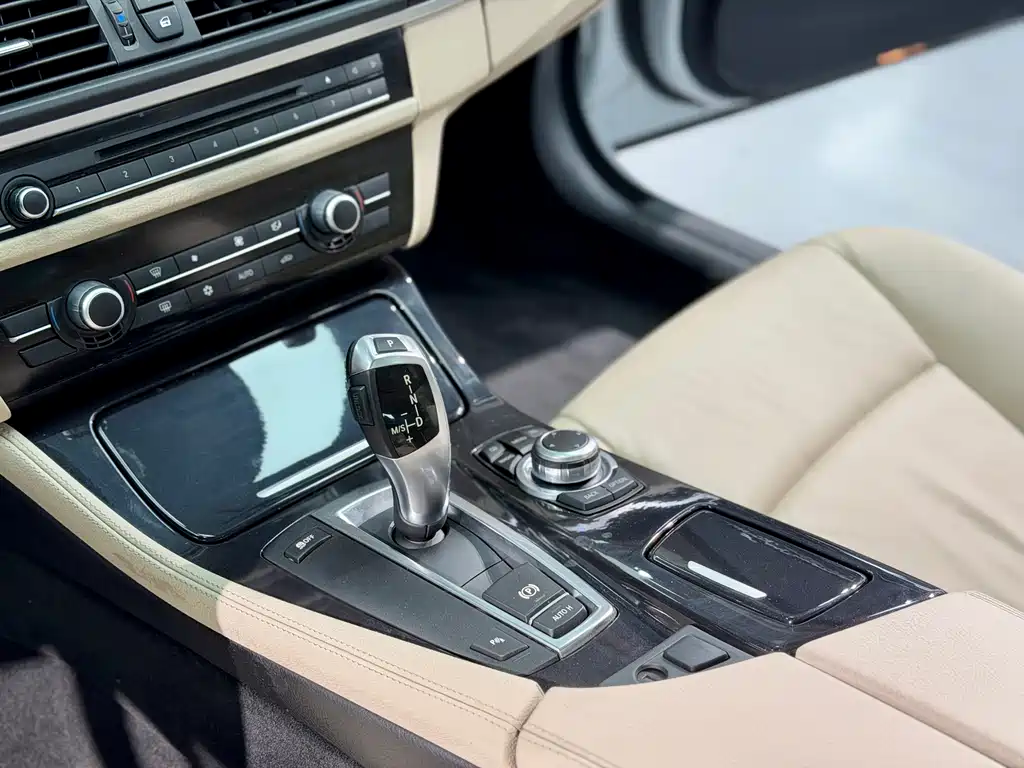BMW 5 Series 2011 — фото 11