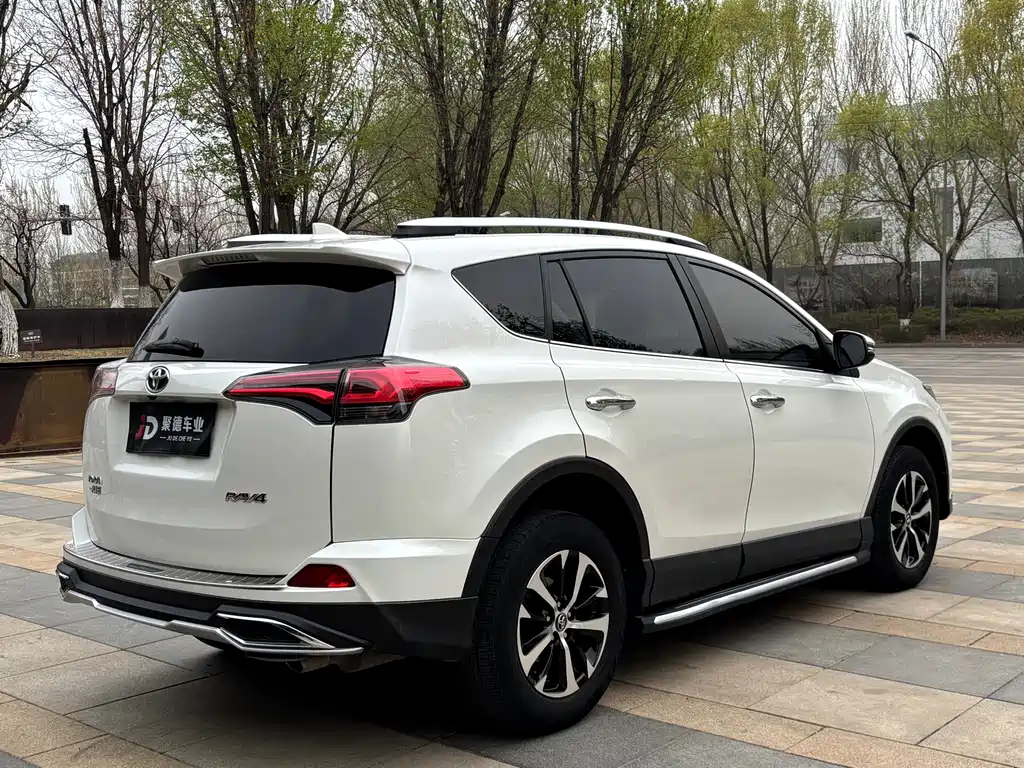 Toyota RAV4 2018 — фото 5
