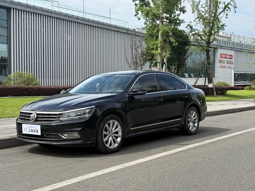 Volkswagen Passat 2018 — фото 1