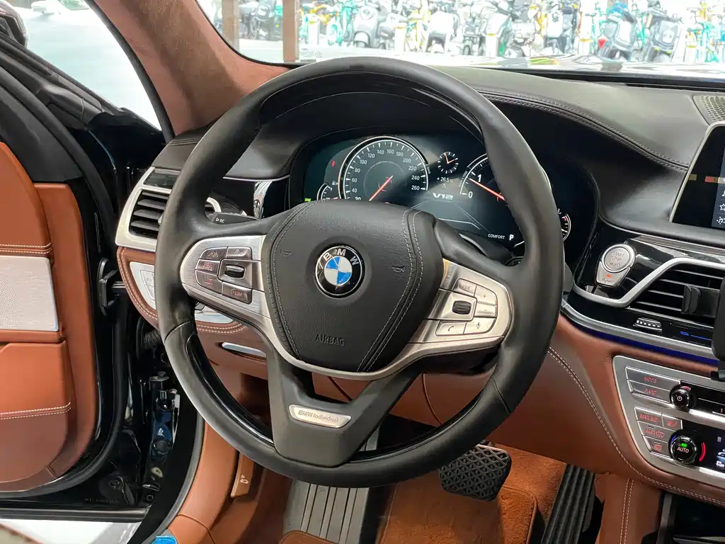 BMW 7 Series 2018 — фото 32