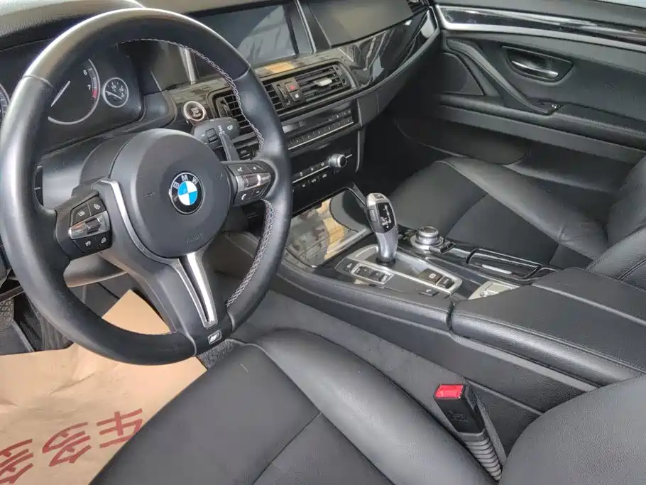 BMW 5 Series 2017 — фото 12