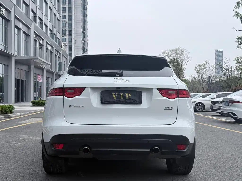 Jaguar F-PACE 2018 — фото 15