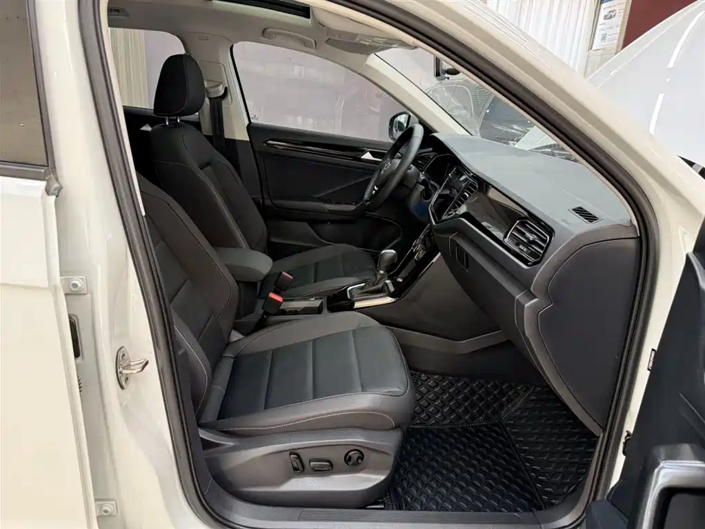 Volkswagen T-Roc 2023 — фото 21
