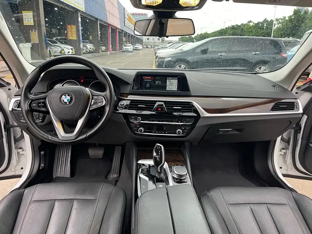 BMW 5 Series 2017 — фото 11