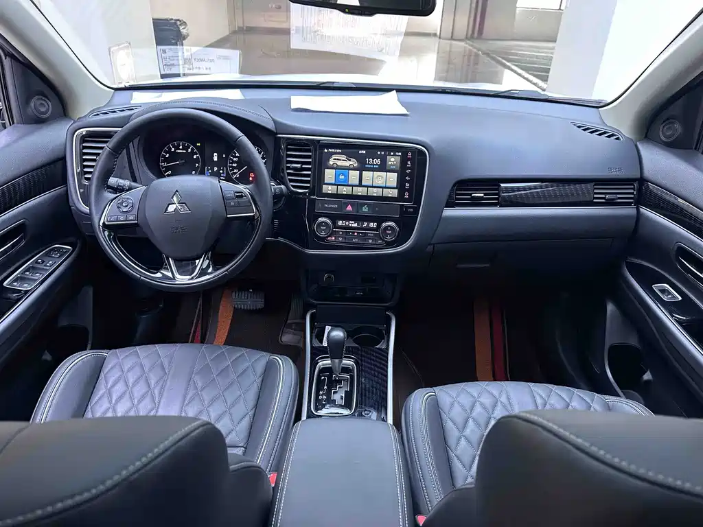 Mitsubishi Outlander 2023 — фото 15