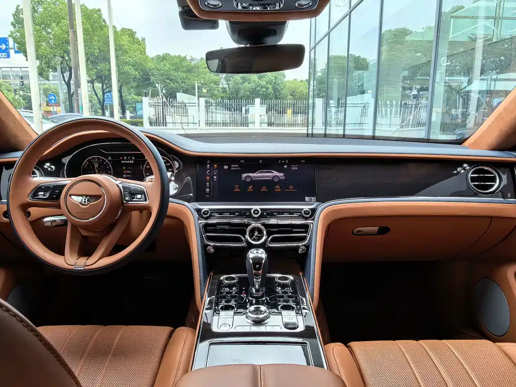 Bentley Flying Spur Plug-In Hybrid 2022 — фото 14