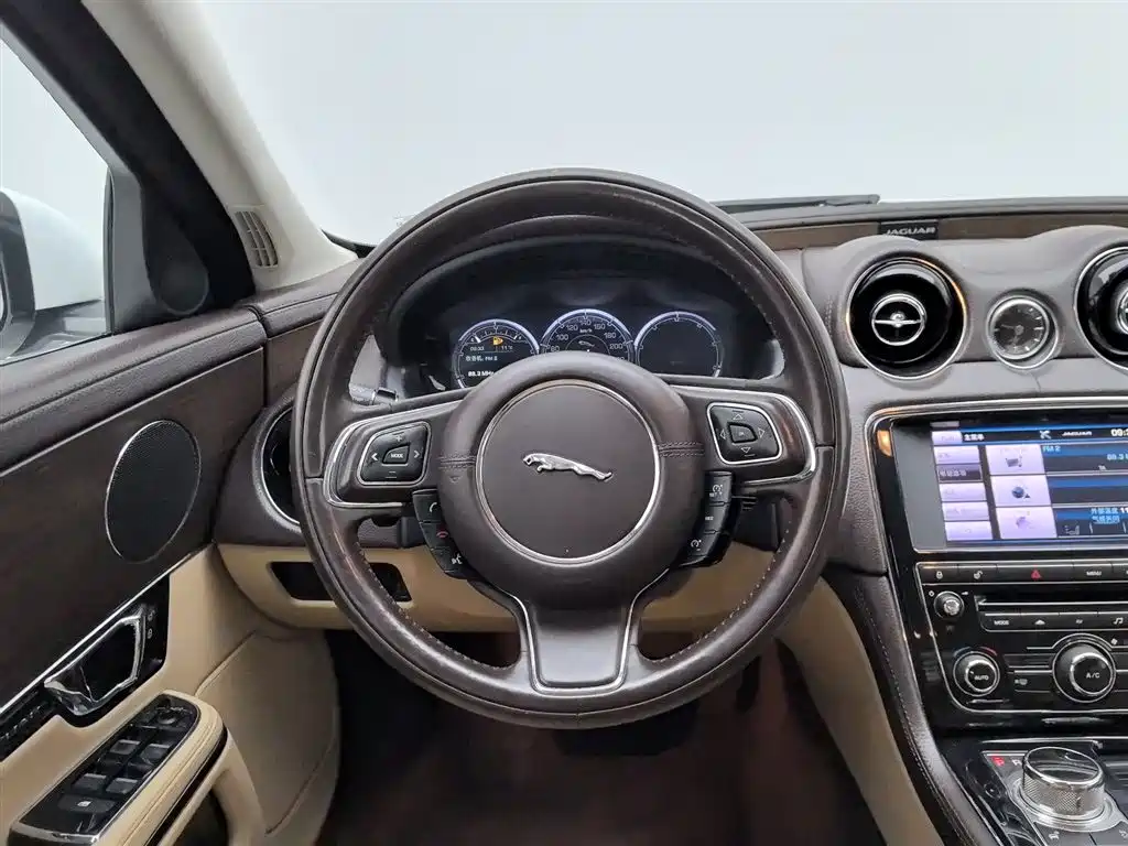 Jaguar XJ 2014 — фото 11