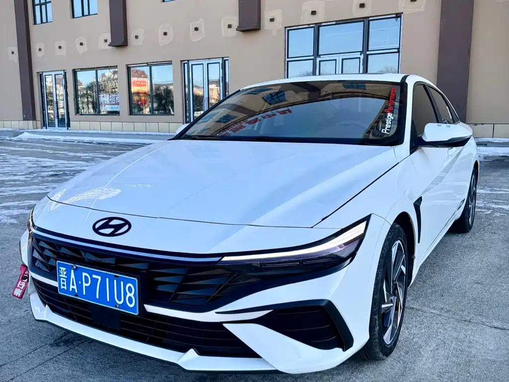 Hyundai Elantra 2023 — фото 1