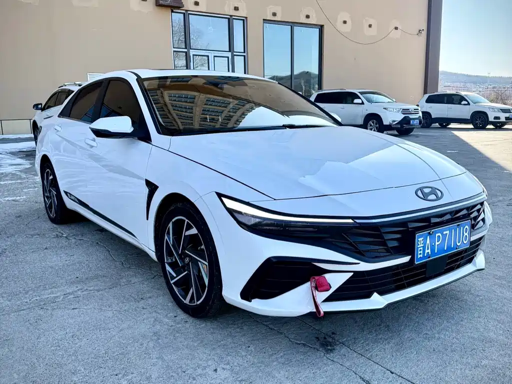 Hyundai Elantra 2023 — фото 3