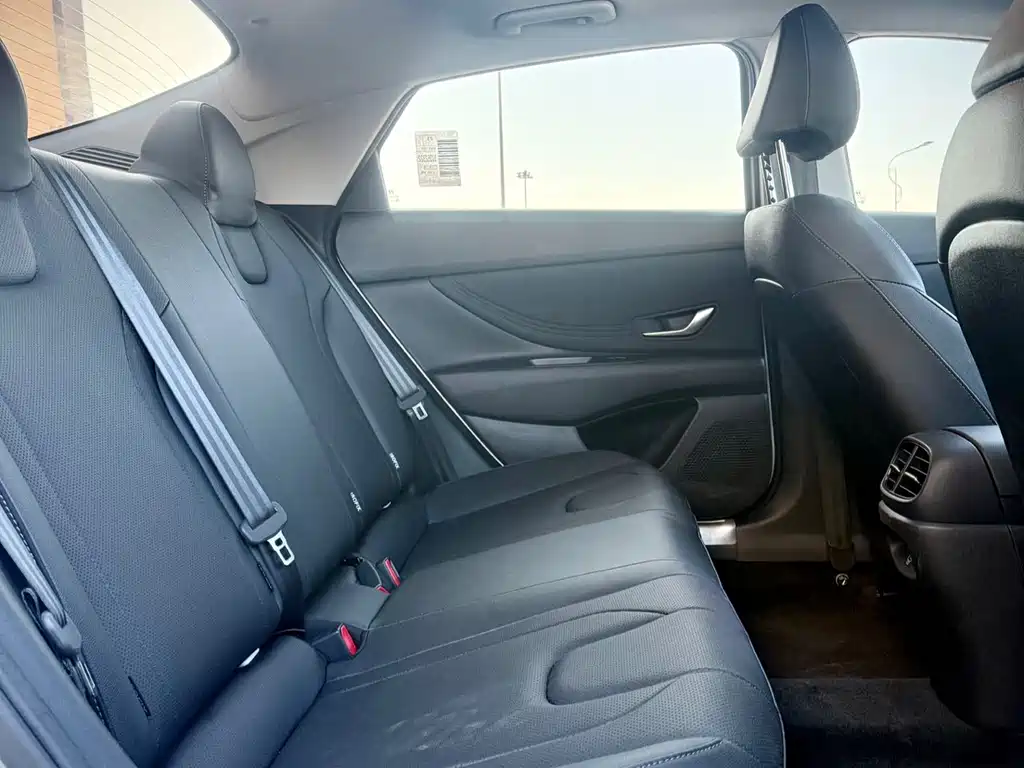 Hyundai Elantra 2023 — фото 12