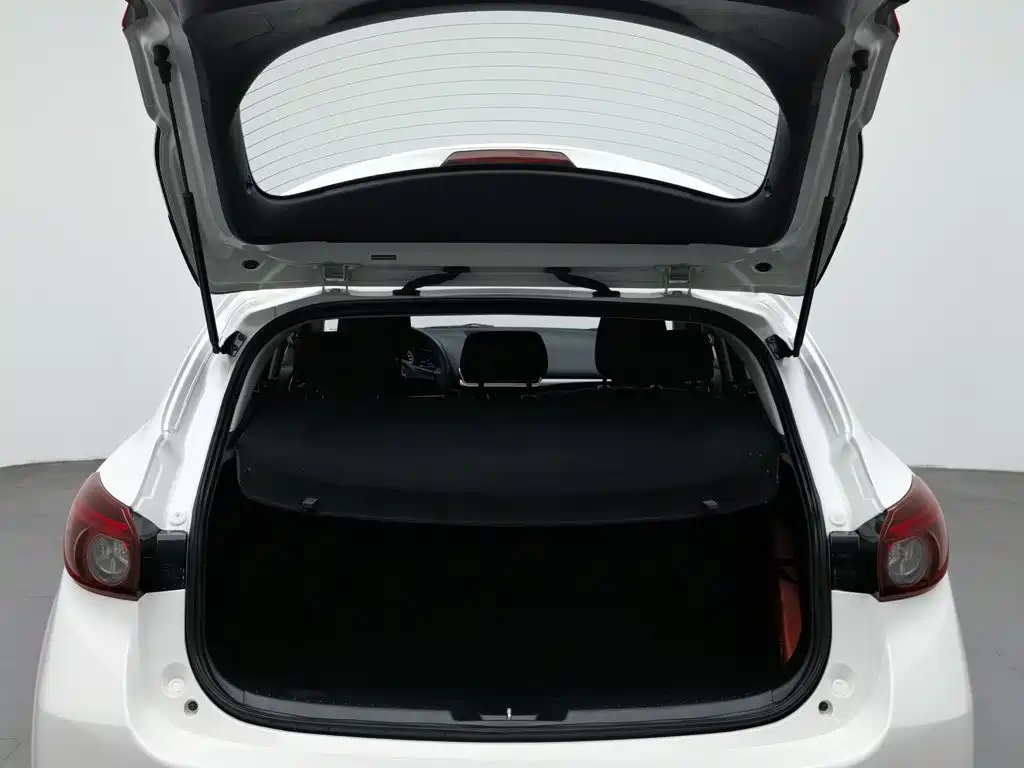 Mazda 3 Axela 2017 — фото 16