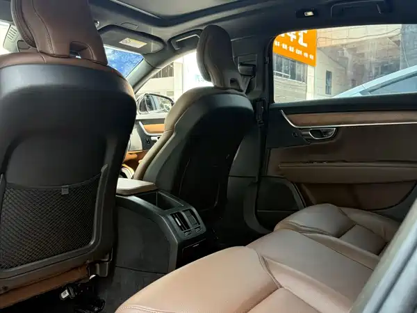 Volvo S90 2025
