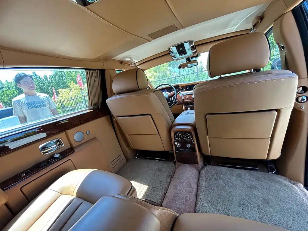 Rolls-Royce Phantom 2015 — фото 12