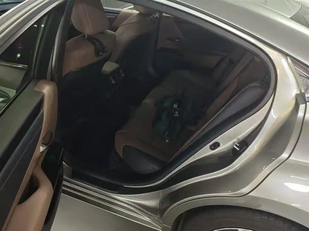 Lexus ES 2022
