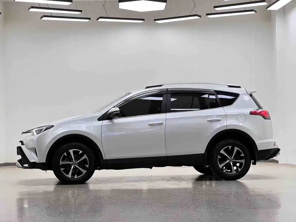 Toyota RAV4 2019 — фото 24
