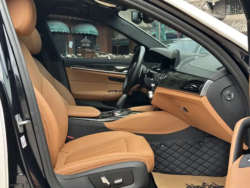 BMW 5 Series 2019 — фото 16