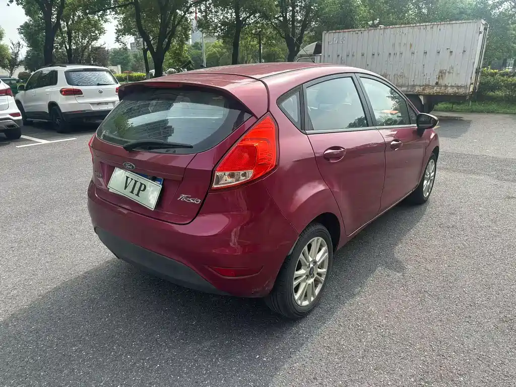 Ford Fiesta 2014 — фото 9