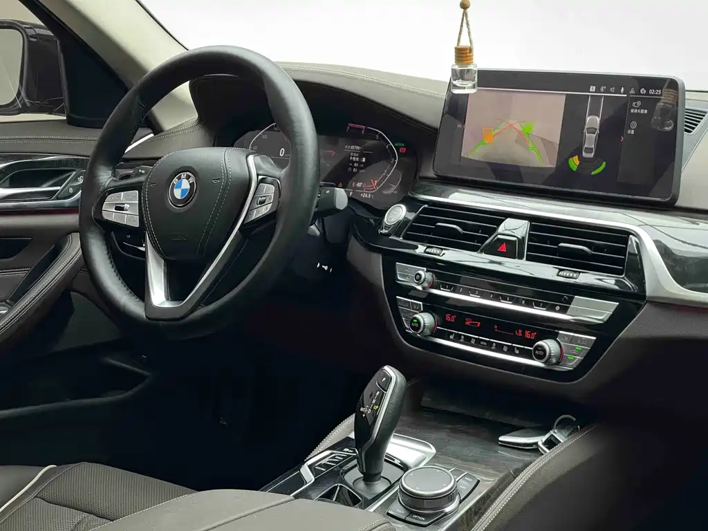 BMW 5 Series 2021 — фото 11