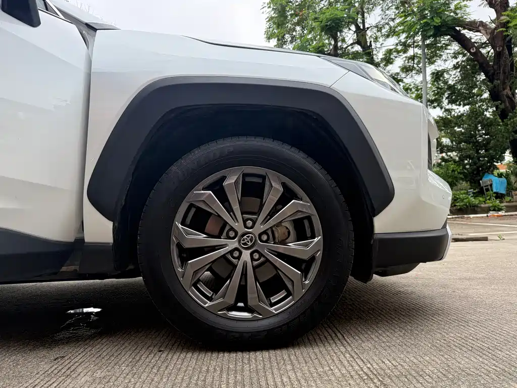 Toyota RAV4 2024 — фото 30