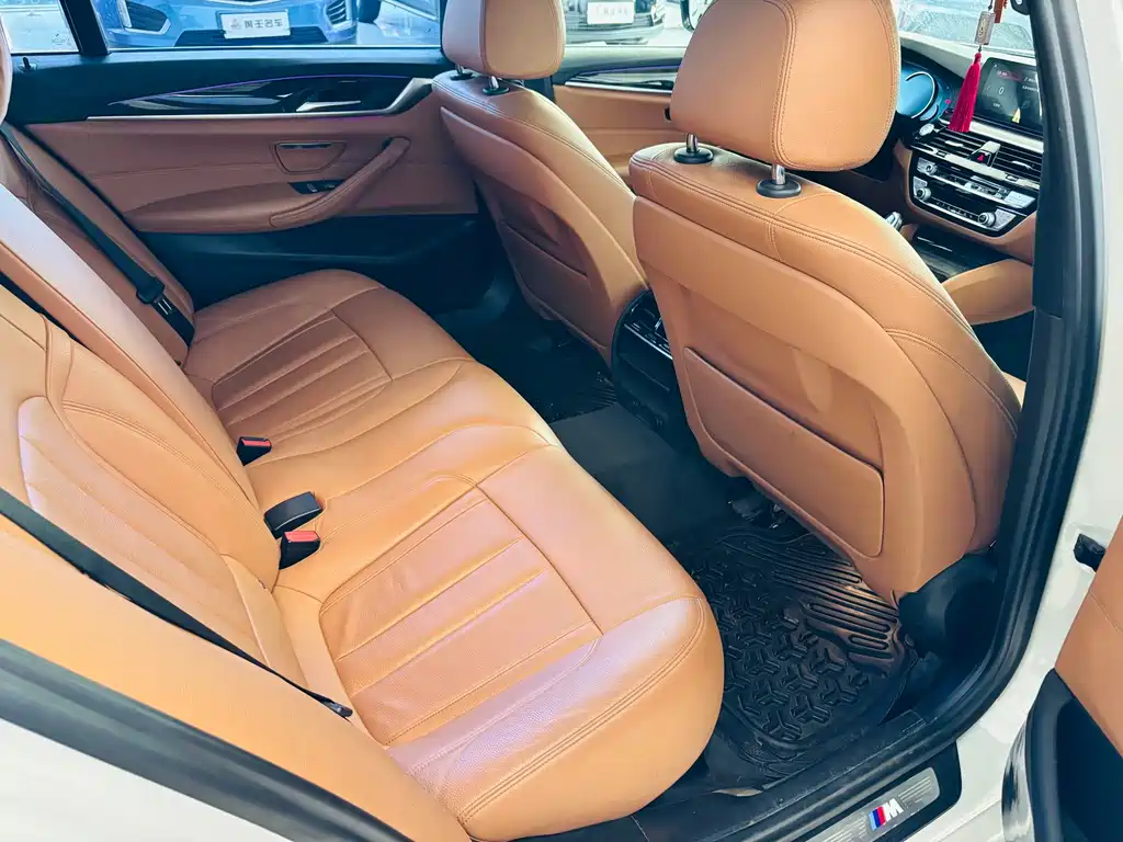 BMW 5 Series 2018 — фото 11