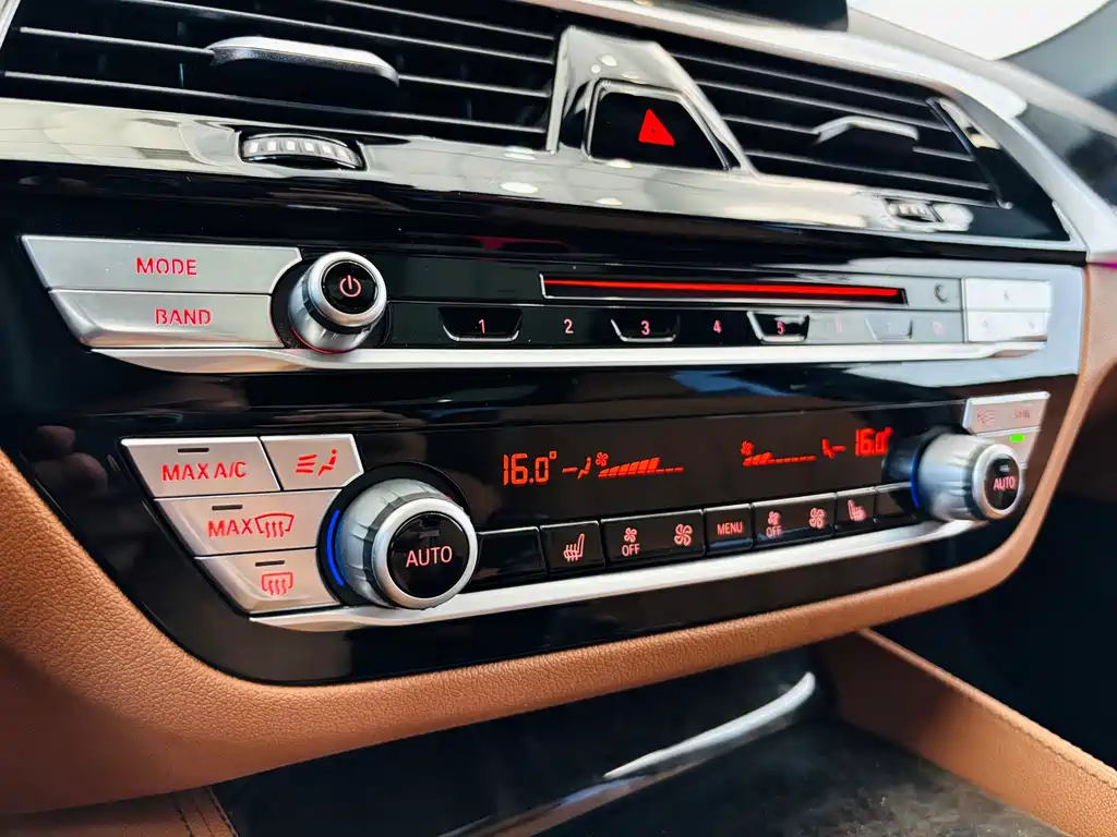 BMW 5 Series 2018 — фото 19