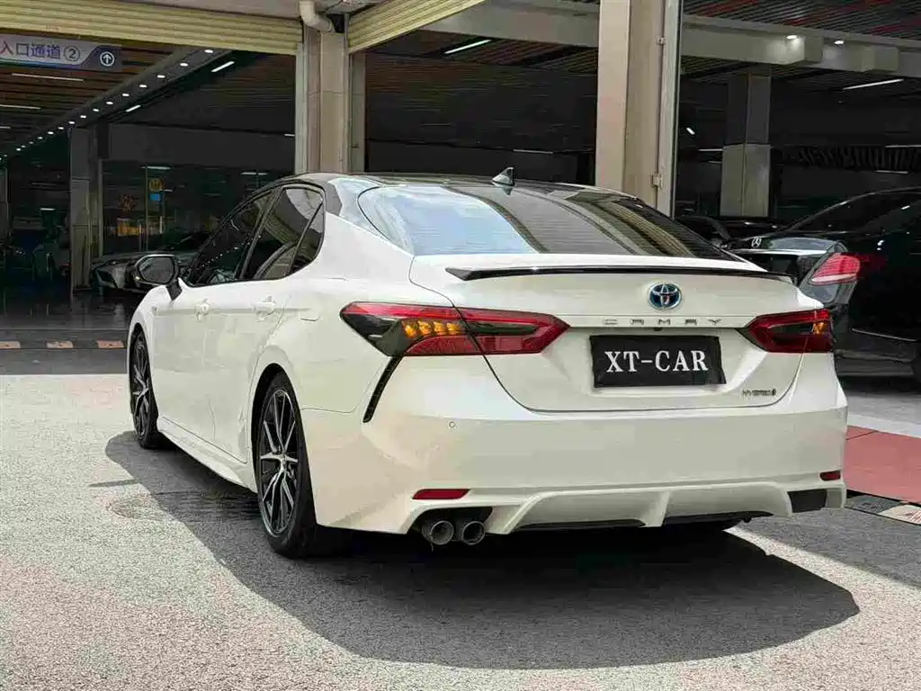Toyota Camry 2022 — фото 8