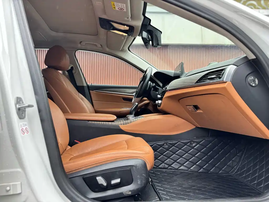 BMW 5 Series 2018 — фото 16