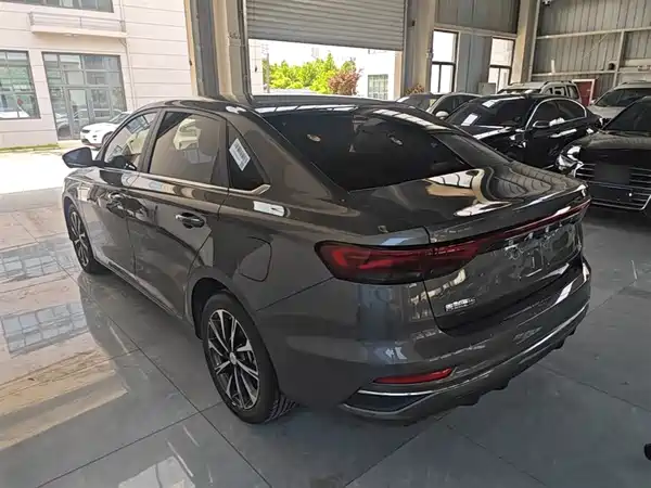 Geely Emgrand 2025