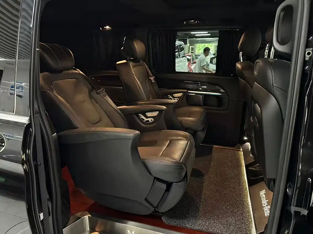 Mercedes-Benz V-Class 2018 — фото 13