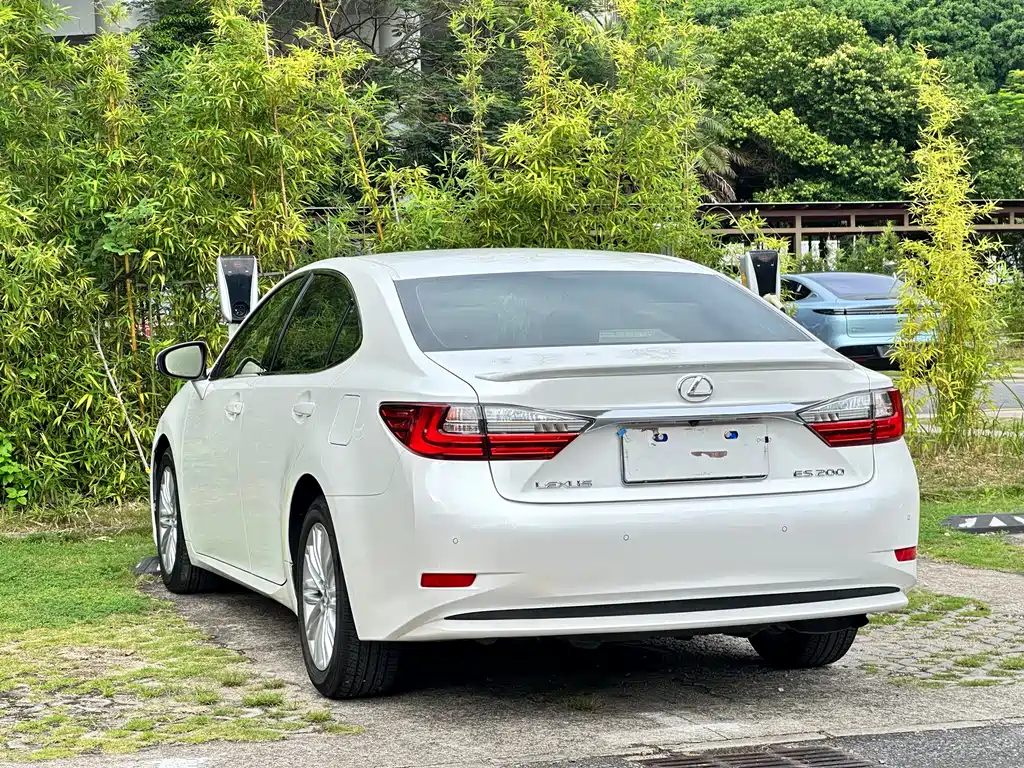Lexus ES 2017 — фото 19