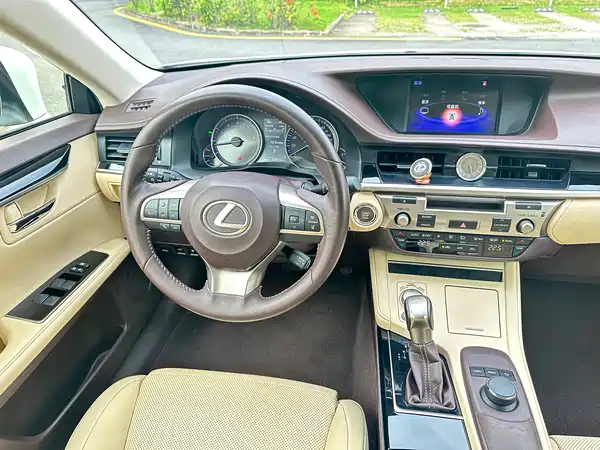 Lexus ES 2017
