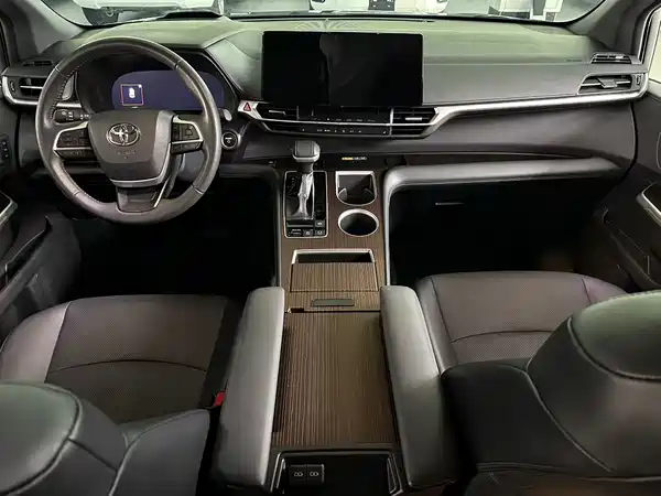 Toyota Granvia 2024