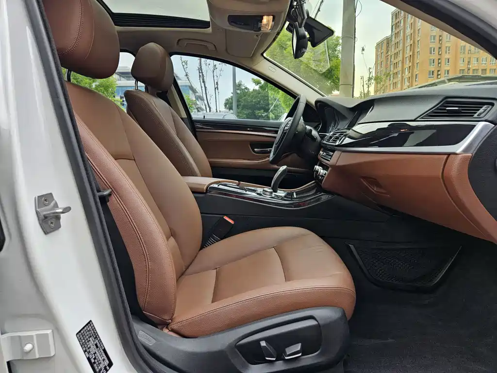 BMW 5 Series 2016 — фото 12
