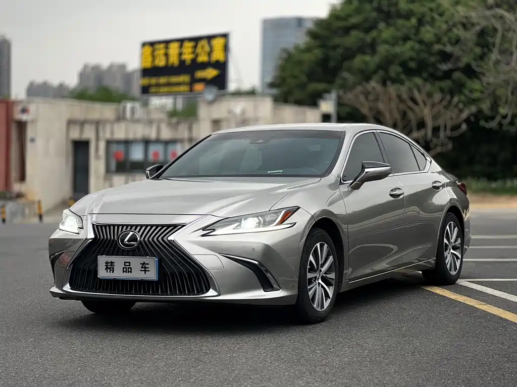 Lexus ES 2020 — фото 1