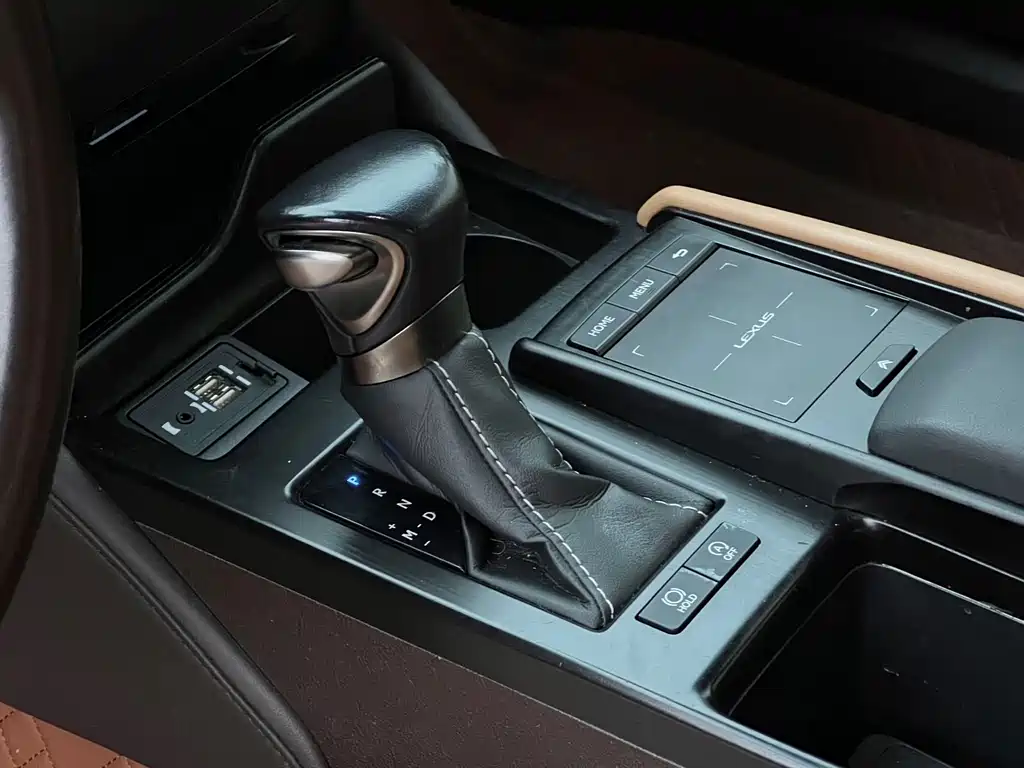 Lexus ES 2020 — фото 16