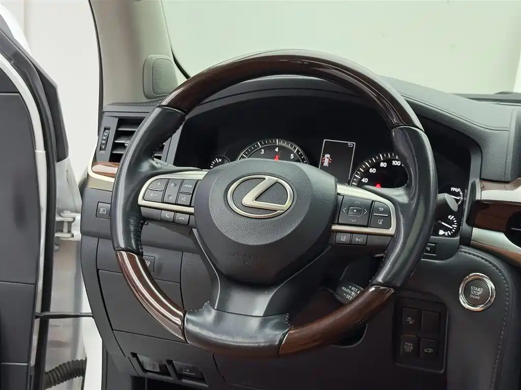 Lexus LX 2018 — фото 13