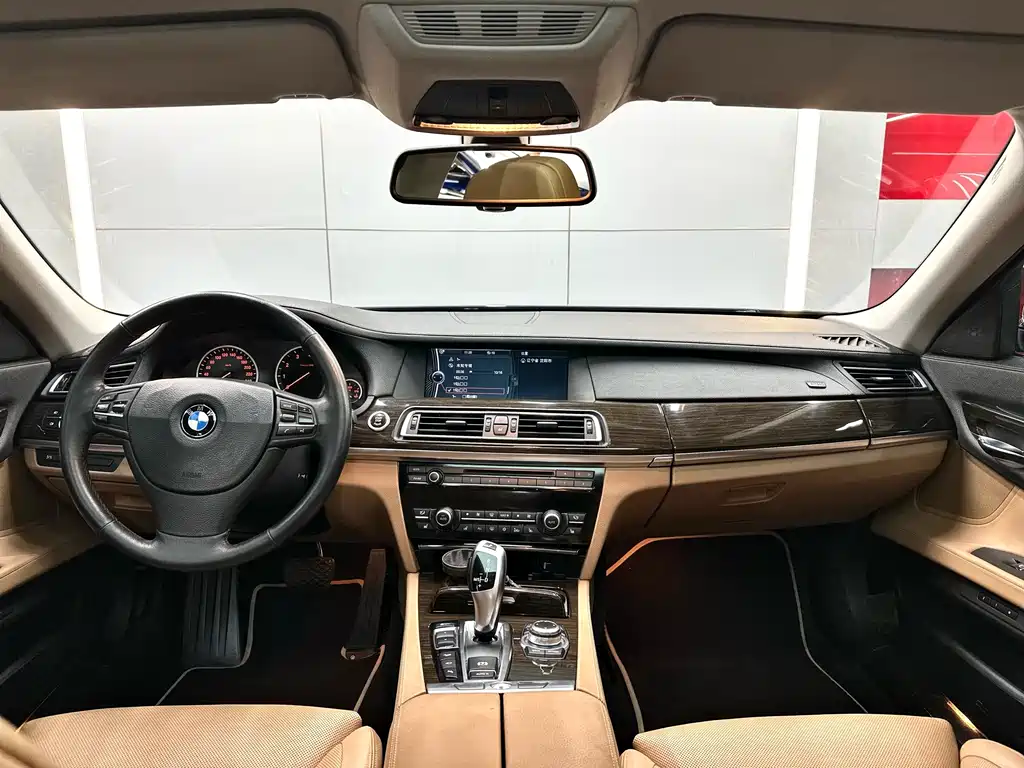 BMW 7 Series 2012 — фото 11