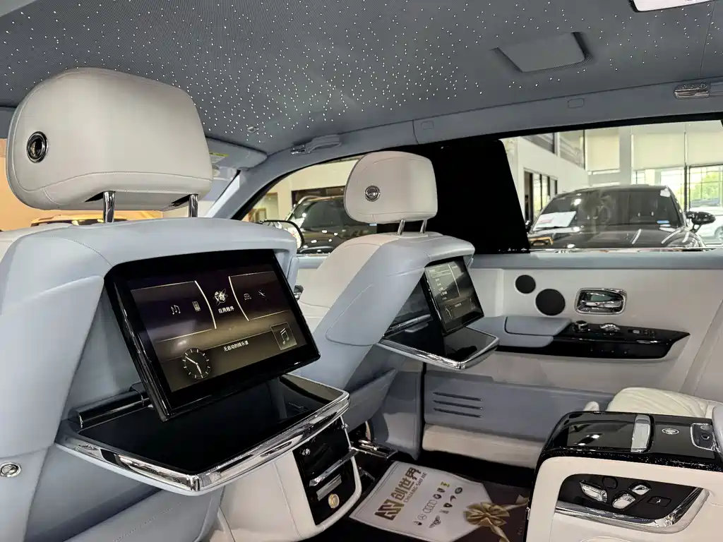 Rolls-Royce Phantom 2021 — фото 13