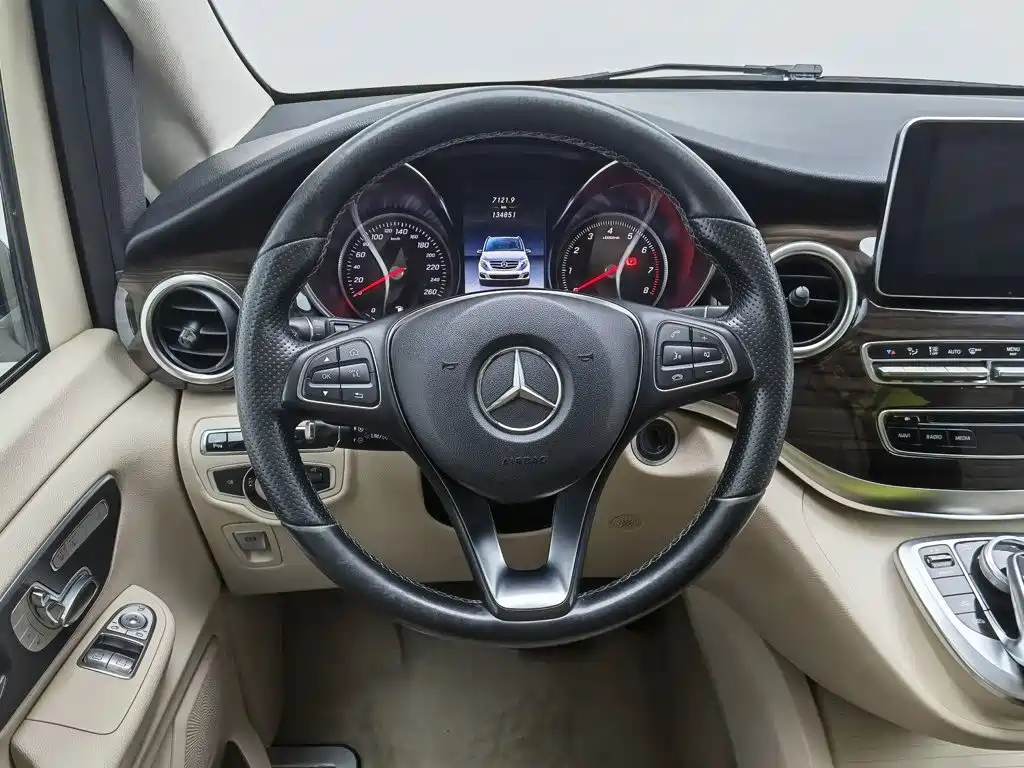 Mercedes-Benz V-Class 2017 — фото 11
