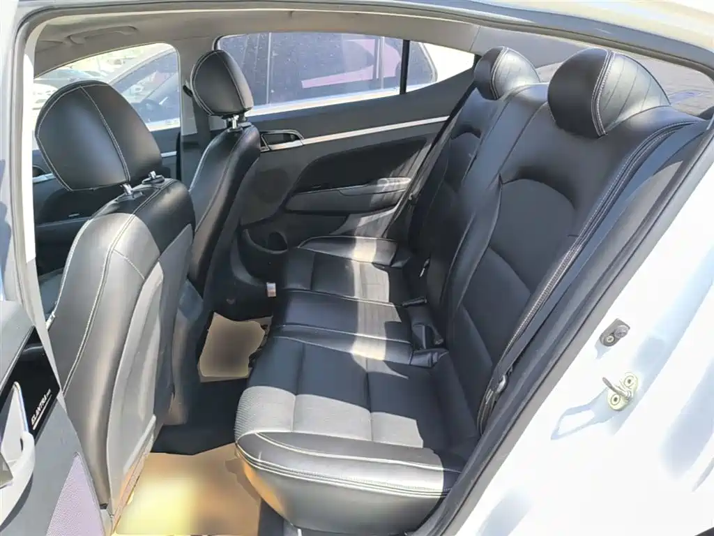 Hyundai Elantra 2018 — фото 17