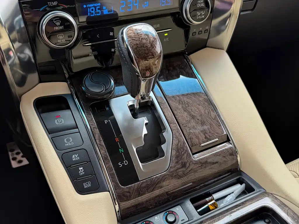 Toyota Alphard 2022 — фото 22
